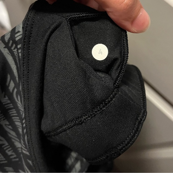 Lululemon Running In The City Tank in Stripe Play Slate Black Size 4 - Picture 7 of 7